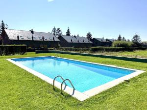 Bazén v ubytování Marmota, Ático en Llívia, jardín comunitario con piscina y pista de tenis nebo v jeho okolí