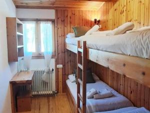 Postel nebo postele na pokoji v ubytování Marmota, Ático en Llívia, jardín comunitario con piscina y pista de tenis + 17 fotografií