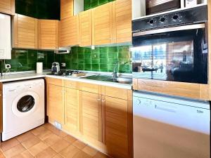 Kuchyň nebo kuchyňský kout v ubytování Marmota, Ático en Llívia, jardín comunitario con piscina y pista de tenis