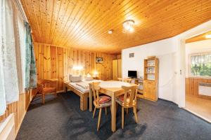 una sala da pranzo con soffitto in legno e tavolo di Bungalow 13 - Finnhütte a Quitzdorf