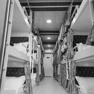 ein Zimmer mit mehreren Etagenbetten in einem Gebäude in der Unterkunft Stay Retreats At Marol Dorm - Near International Airport Mumbai in Mumbai