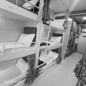 Zimmer mit mehreren Etagenbetten in der Unterkunft Stay Retreats At Marol Dorm - Near International Airport Mumbai in Mumbai + 2 Fotos