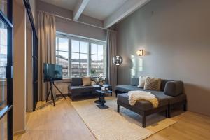 un soggiorno con un divano e una TV di Unity Tampere - A Studio Hotel a Tampere