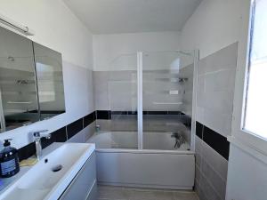 a white bathroom with a tub and a sink at Maison 5 chambres à Dieulefit in Dieulefit +10 photos
