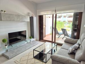 サン・ファン・デ・ロス・テレロスにあるCasa feliz 163のソファと暖炉のあるリビングルーム