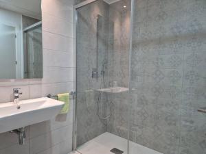 un baño con ducha y lavabo en Casa feliz 163, en San Juan de los Terreros 40 fotos más
