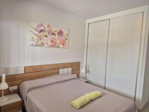 サン・ファン・デ・ロス・テレロスにあるCasa feliz 163のベッドルーム1室(黄色いタオル付きのベッド1台付) +43枚の写真