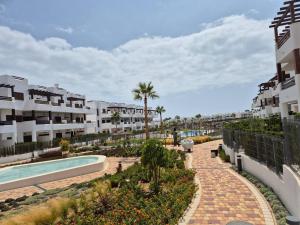 サン・ファン・デ・ロス・テレロスにあるCasa feliz 163のスイミングプール付きのリゾートの景色を望めます。