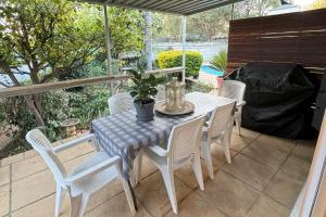 ein Tisch und Stühle auf einer Terrasse in der Unterkunft Cottage - Sleeps 4 - Pet friendly - Pool - Parking in Johannesburg