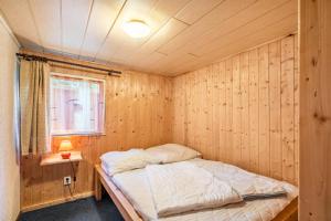 Posto letto in camera in legno con finestra. di Bungalow 11 - Finnhütte a Quitzdorf