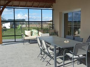 Un patio con una mesa y sillas y un sofá. en Prat, en Livron