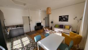 TV a/nebo společenská místnost v ubytování Martroi - Cœur de Ville - 3 pièces 80 m2 TV - Internet haut débit - loisirs et affaires