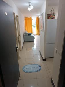 a hallway with a door leading to a living room at KDS appartement T2 Île de la Réunion in Saint-Denis