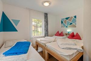 3 posti letto in una camera con finestra di Bungalow 15 - Finnhütte a Quitzdorf