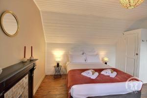 a bedroom with a bed with towels on it at La maison de la plage à 6 in Trégastel