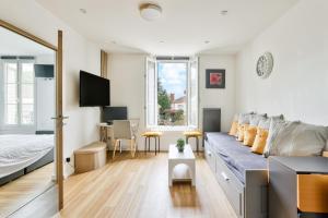 TV a/nebo společenská místnost v ubytování Brie Lodge - Centre de Tournan