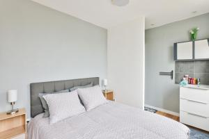 Postel nebo postele na pokoji v ubytování Brie Lodge - Centre de Tournan