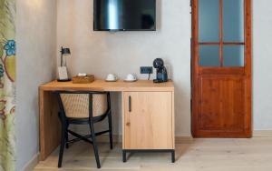 ムンカーダにあるTradere Hotel Boutiqueの木製デスク(椅子付)、壁掛けテレビ