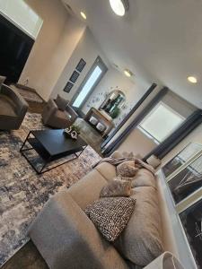 Μια τηλεόραση ή/και κέντρο ψυχαγωγίας στο 3BR and 3BA 5 Min DT Firepit Patio and Sleeps 10