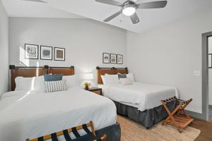 Ένα ή περισσότερα κρεβάτια σε δωμάτιο στο 3BR and 3BA 5 Min DT Firepit Patio and Sleeps 10