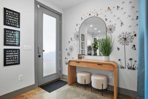 Ένα μπάνιο στο 3BR and 3BA 5 Min DT Firepit Patio and Sleeps 10