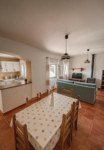 a dining room and kitchen with a table and a couch at Las Palomas in Benamahoma