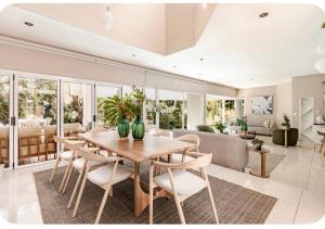 クルーガーズドープにあるWellness Guesthouseのテーブルと椅子のあるダイニングルーム