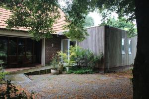 a house with a garden in front of it at B&B Even Heukelom - Kamer met Tuin in Afferden