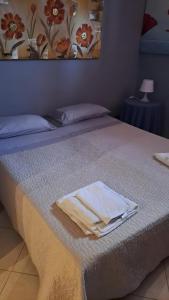 Una cama con una toalla encima. en Dj Center Class, en Bari