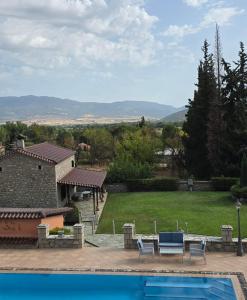 O vedere generală la munți sau o vedere la munte luată de la acest chalet +4 fotografii
