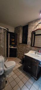 O baie la Panos Stone House