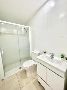 a bathroom with a toilet and a shower and a sink at Douro Villa 3 - Best View in Town in Vila Nova de Gaia