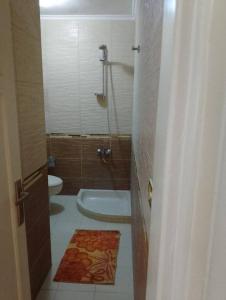 a bathroom with a shower and a toilet and a sink at شقه على البحر مباشره فى عمارات الظباط مصطفى كامل سيتي اسكوير in Alexandria