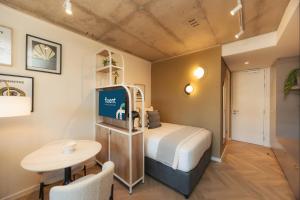 Postel nebo postele na pokoji v ubytování ONE46 on M - Fluent Serviced Apartments