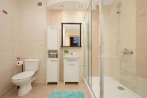 Ένα μπάνιο στο Apartament na Parterze z Parkingiem i Biurkiem do Pracy Zdalnej w Piasecznie by Noclegi Renters +21 φωτογραφίες