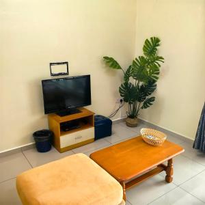 メ ルシンにあるYi Jiu Homestayのリビングルーム(テレビ、コーヒーテーブル付)