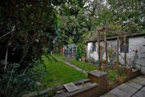 Aed väljaspool majutusasutust Spacious 3BR by Avalora Shortlets & Serviced Accommodations Queensway with big garden, Near train station