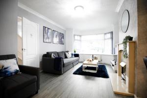 Istumisnurk majutusasutuses Spacious 3BR by Avalora Shortlets & Serviced Accommodations Queensway with big garden, Near train station