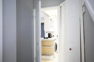 Vannituba majutusasutuses Spacious 3BR by Avalora Shortlets & Serviced Accommodations Queensway with big garden, Near train station +72 fotot