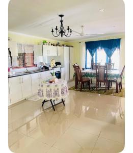 Η κουζίνα ή μικρή κουζίνα στο Spacious Farm House Natadola