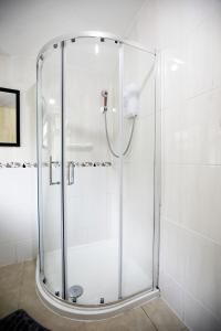 Vannituba majutusasutuses Spacious 3BR by Avalora Shortlets & Serviced Accommodations Queensway with big garden, Near train station