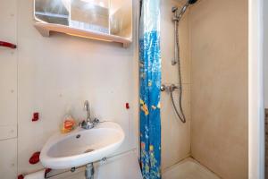 ein Badezimmer mit Waschbecken und Dusche in der Unterkunft Bungalow 8 - Kimbucht in Reichendorf