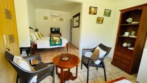 a room with a bed and a table and chairs at Villa Caballero in Au Cap