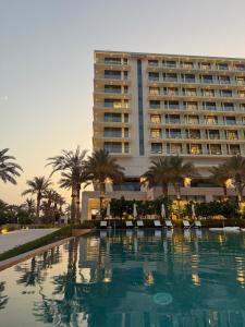 Πισίνα στο ή κοντά στο Luxury 1BR Apartment Address beach resort