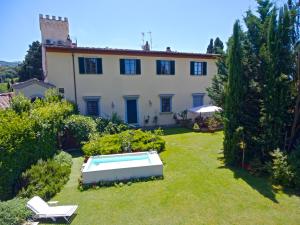een groot huis met een zwembad in de tuin bij Villa Il Colle B&B in Bagno a Ripoli