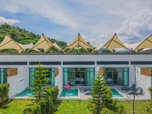 una vista exterior de una casa con piscina en The X10 private pool villa khaoyai SHA Certified เขาใหญ่, en Ban Tha Chang