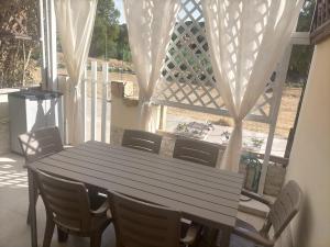 a table and chairs in a room with a window at Da BeA in Villasimius