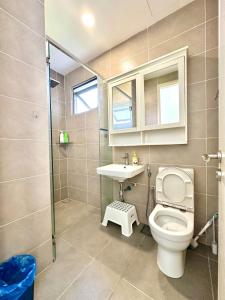 a bathroom with a toilet and a sink at D'pristine 4 bedroom condo 1725 opposite Legoland and Medini mall in Iskandar Puteri +14 photos