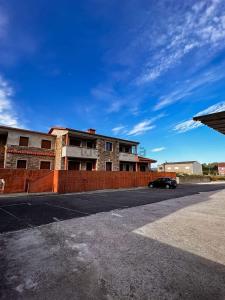un coche aparcado frente a un edificio en una calle en A Lanzada Con Amor, en Sanxenxo