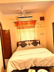 a bedroom with a large bed with a window at Hotel Classic Inn in Jāmb +24 photos